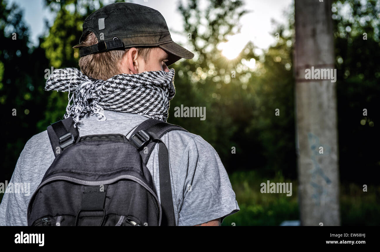 Manndeckung Gesicht mit einem Schal Stockfoto