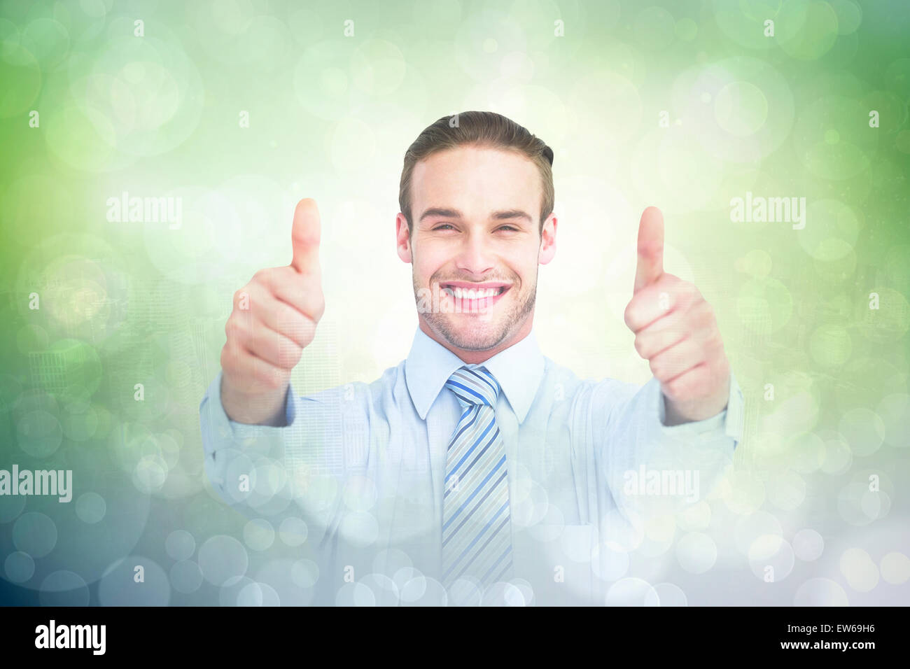 Zusammengesetztes Bild des positiven Geschäftsmann lächelnd mit Daumen nach oben Stockfoto
