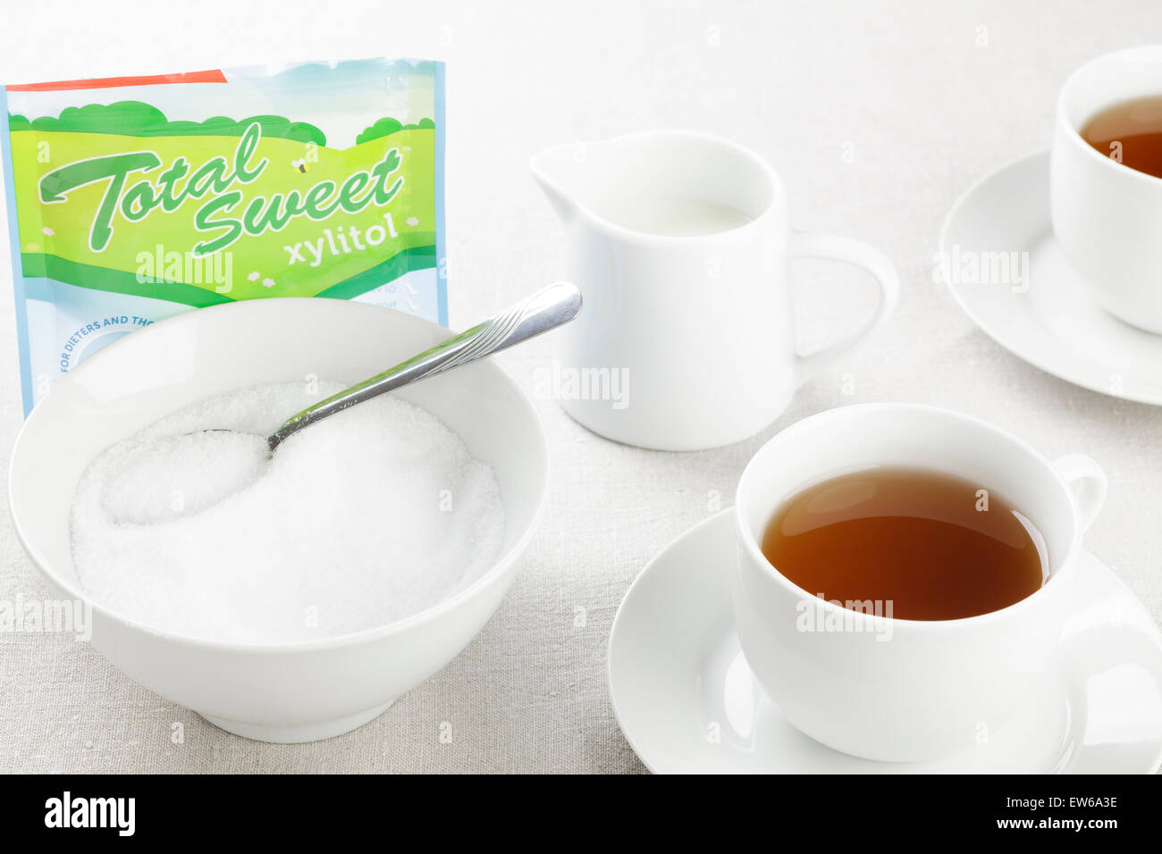 Xylit in Zuckerdose mit Tassen Tee Stockfoto