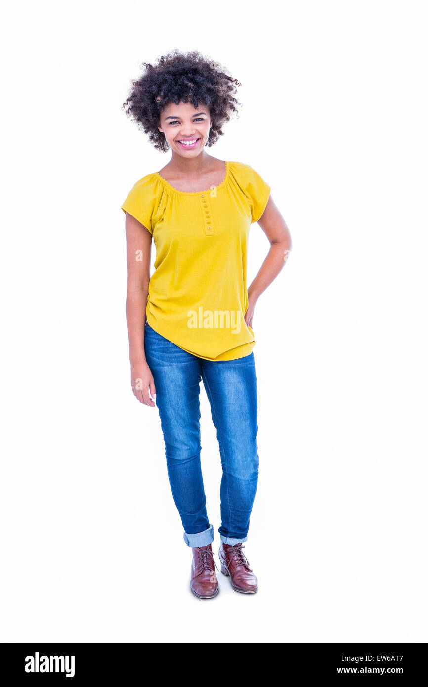 Hübsche Hipster mit der Hand auf den Hüften in die Kamera Lächeln Stockfoto