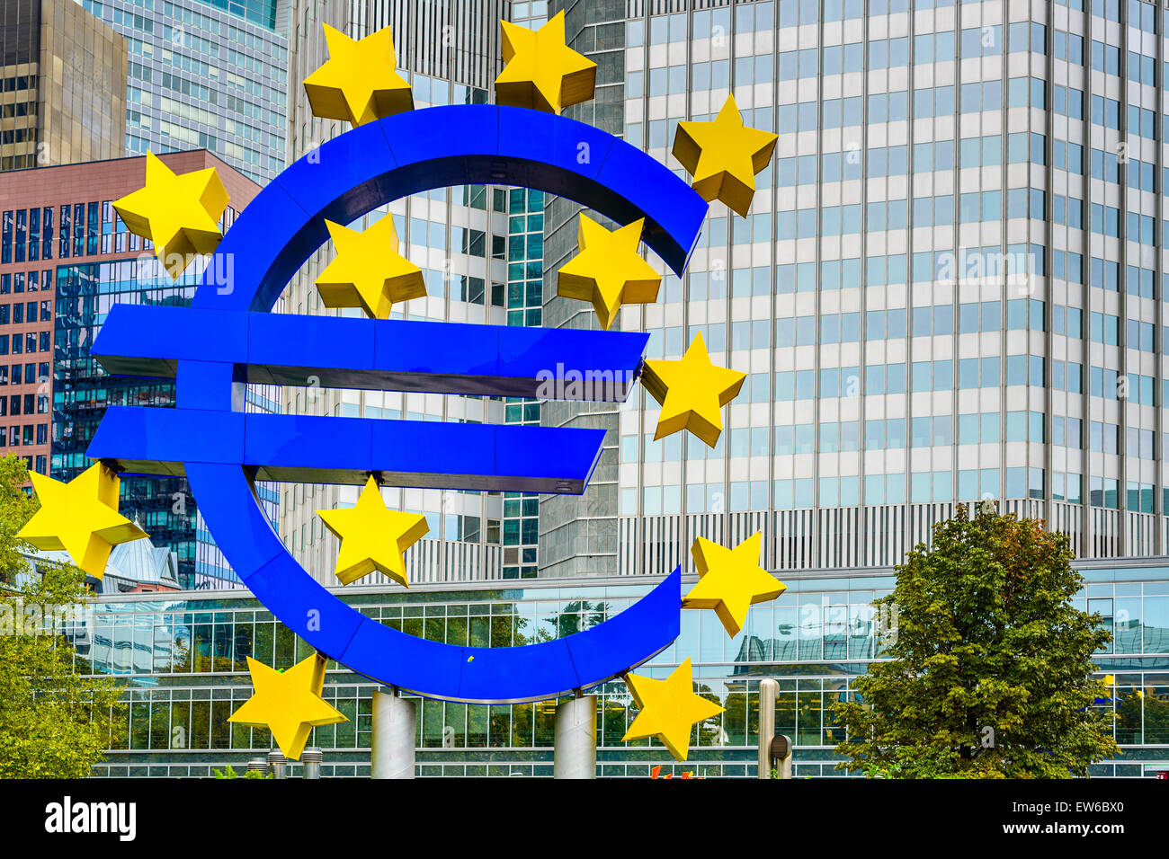 Das Euro-Zeichen in Frankfurt am Main, Deutschland. Das Zeichen ist Teil des Eurotowers. Stockfoto