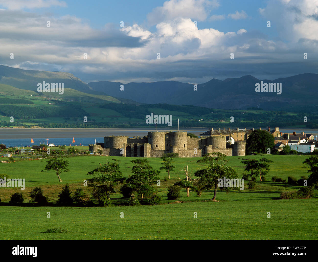 Eine allgemeine Anzeigen suchen S bei Edward I Burg Beaumaris, Anglesey, auf die Menai Strait und die Berge von Snowdonia. Stockfoto