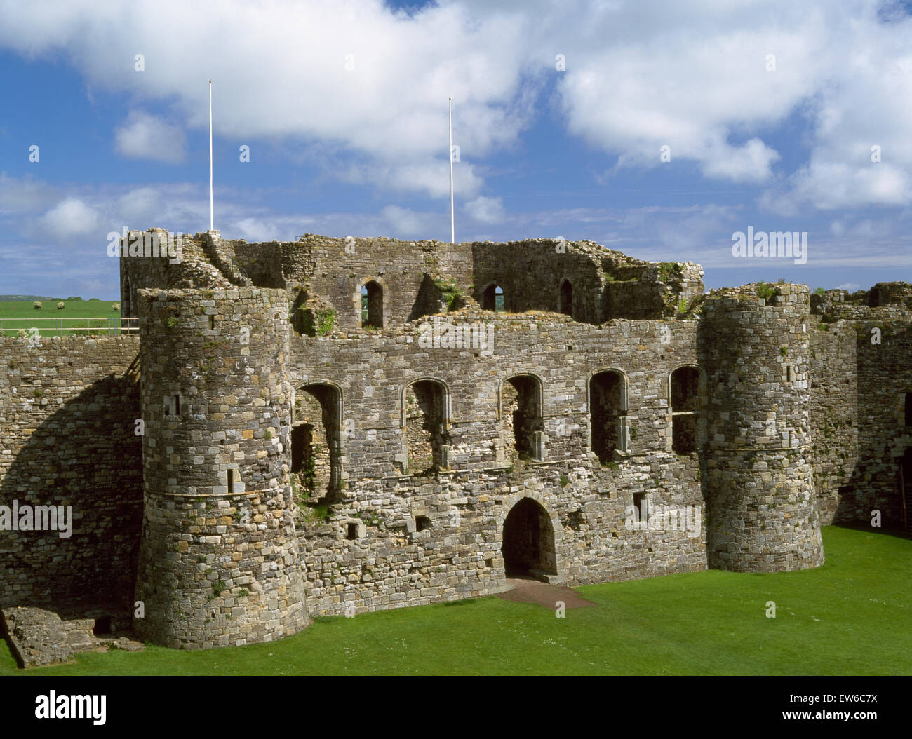 Ansicht der Kernburg & Rückseite des nördlichen Torhaus aus dem inneren Vorhang Wand Walk of Edward I Burg Beaumaris, Anglesey. Stockfoto