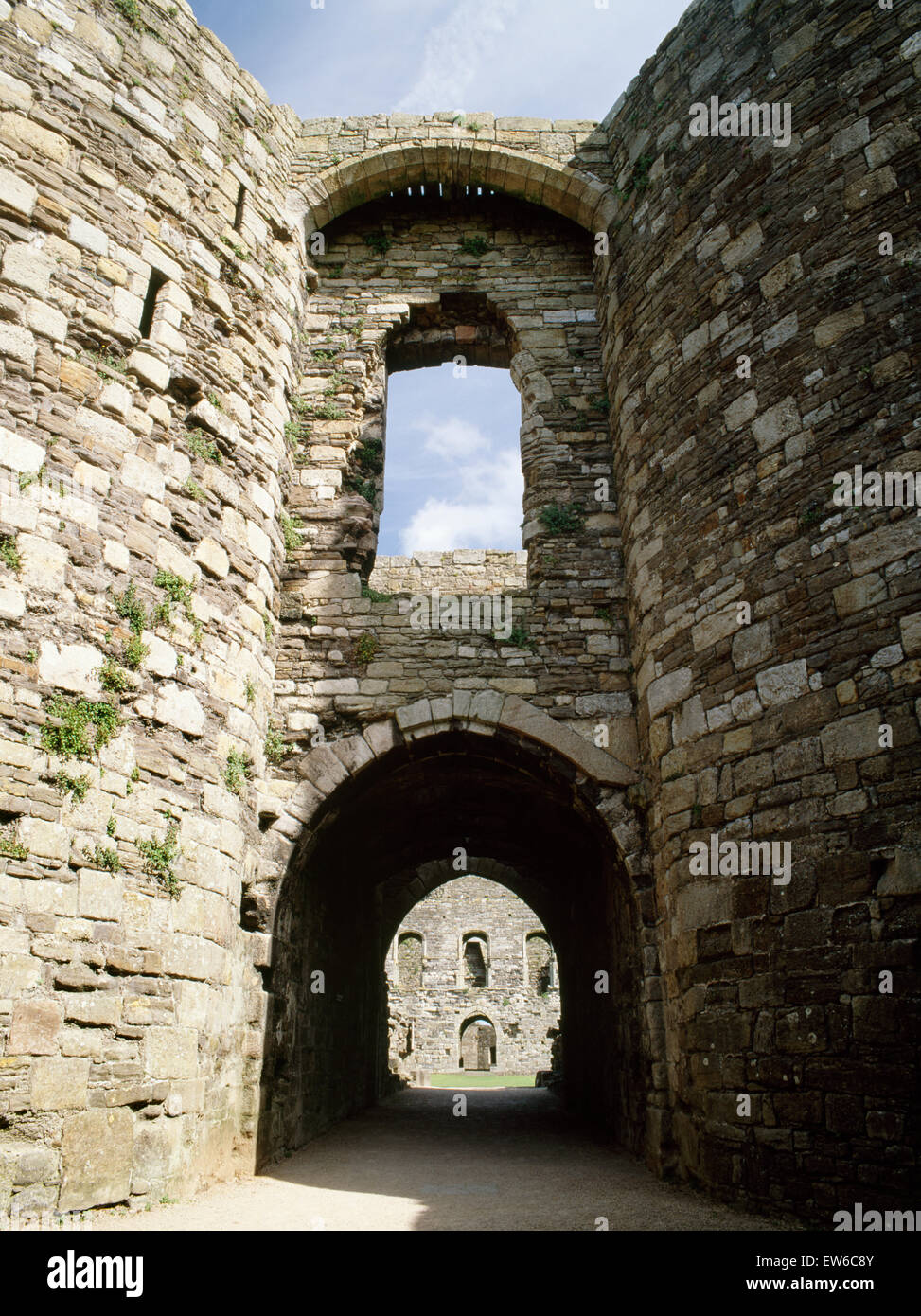 Süd-Torhaus zur Kernburg von Beaumaris Castle (späte C13th & frühen C14th), Anglesey, gesehen aus der frontalen Barbakane. Stockfoto