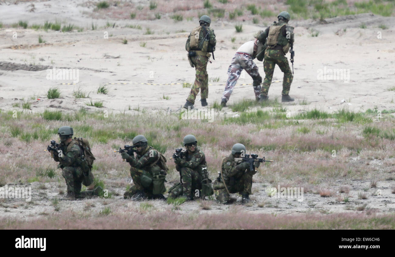 Sagan, Polen. 18. Juni 2015. NATO-Soldaten Feuer ihre Waffen während der ersten "edle Jump" Manöver im Anschluss an die Umschichtung der NATO Truppen am militärischen Übungsplatz in der Nähe von Sagan, Polen, 18. Juni 2015. Die NATO sehr hohe Bereitschaft Gemeinschaftsaufgabe Forc Stockfoto