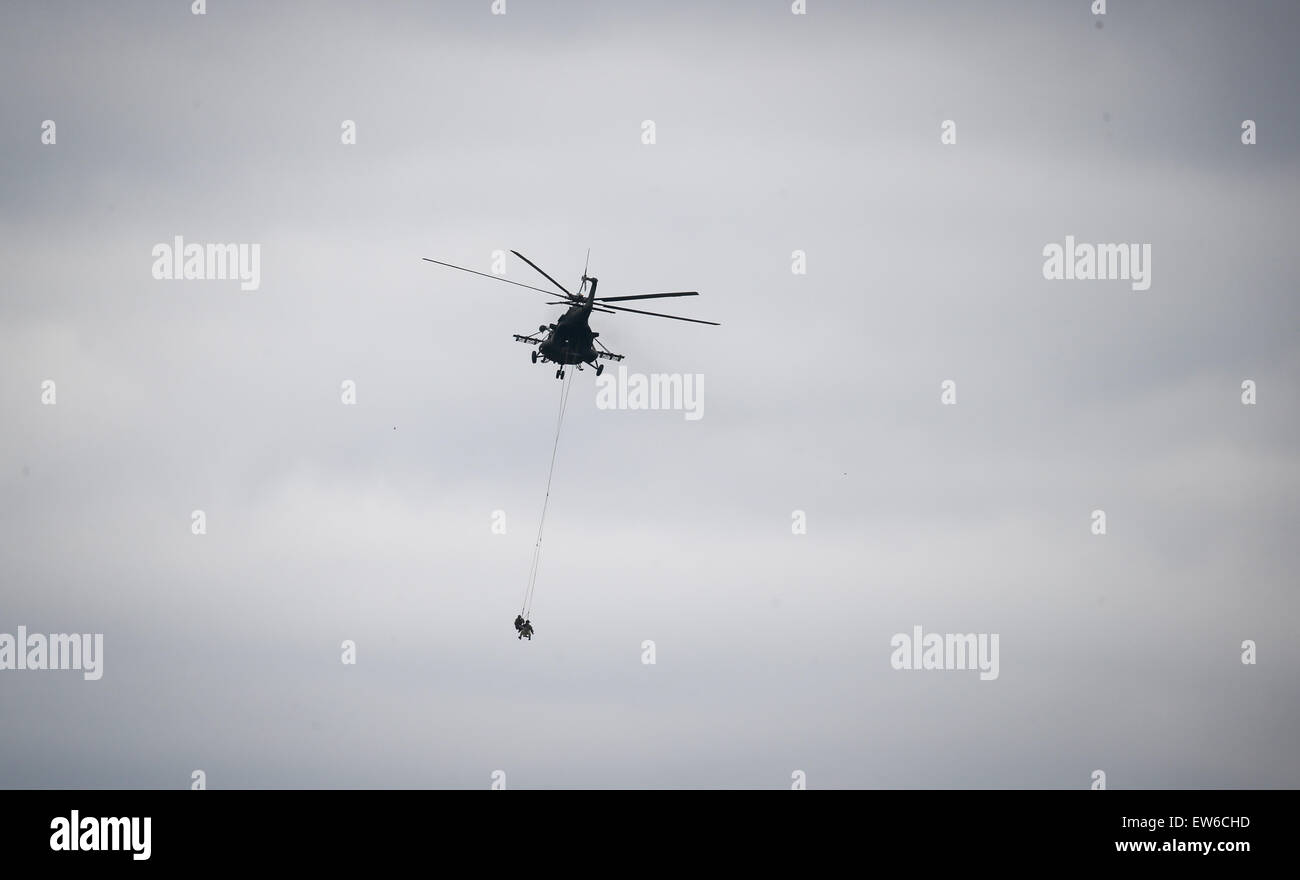 Sagan, Polen. 18. Juni 2015. NATO Scharfschützen sind während der ersten "Edle Jump" Manöver nach der Neuerrichtung der NATO-Truppen auf einem Truppenübungsplatz in der Nähe von Sagan, Polen, 18. Juni 2015 von einem Hubschrauber evakuiert. Die NATO sehr hohe Bereitschaft Joint Stockfoto