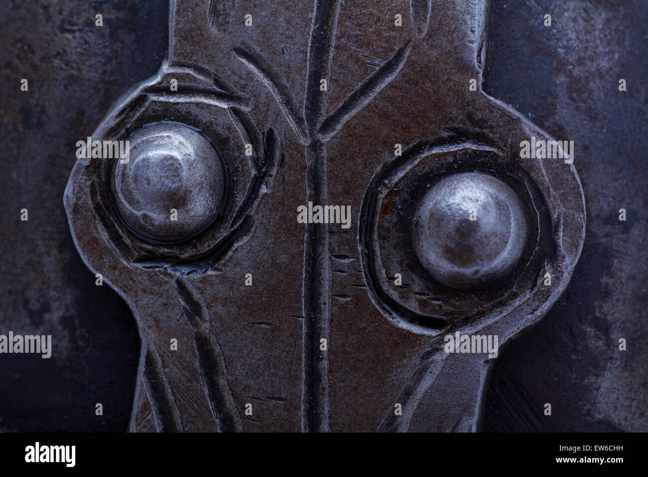 Detail aus Metall Nieten auf der Wikinger-Helm. Stockfoto