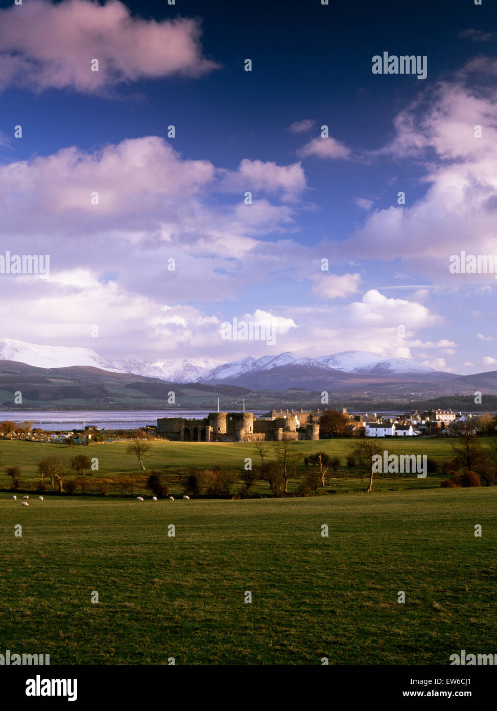 Beaumaris Castle, Anglesey: suchen SSE auf die Menai Strait & Lavan Sand, Schnee auf den Festland-Bergen oberhalb von Nant Ffrancon. Stockfoto