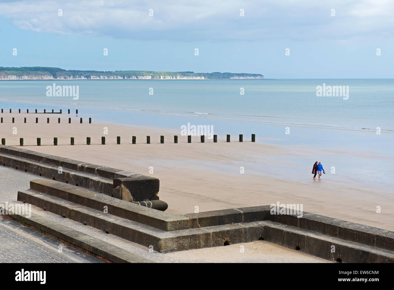 Paare, die am Strand von Bridlington, East Yorkshire, England UK Stockfoto