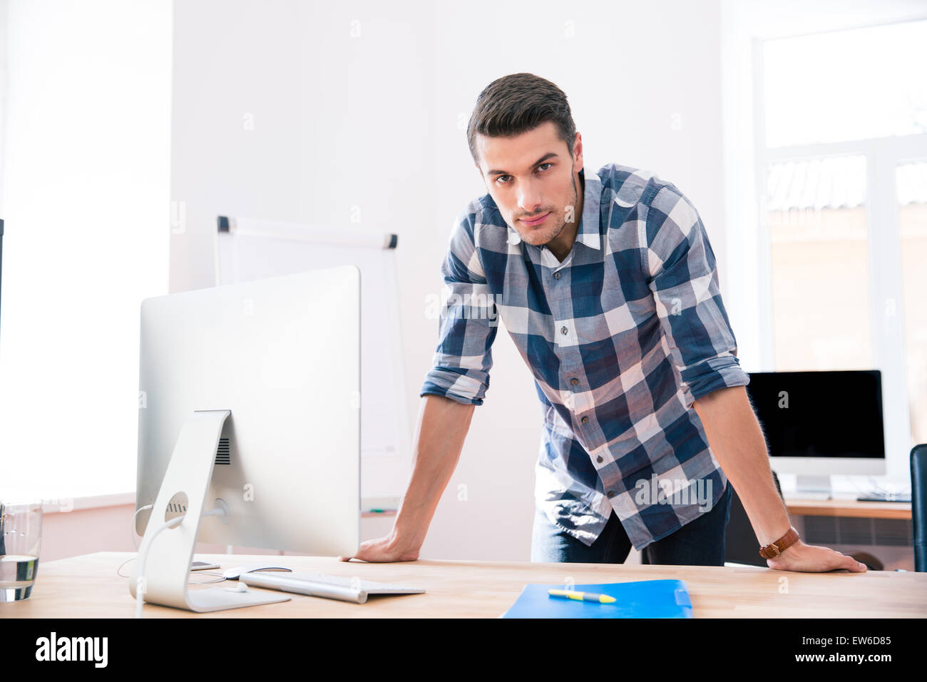 Porträt eines schönen Geschäftsmann in lässigen Tuch im Büro Stockfoto