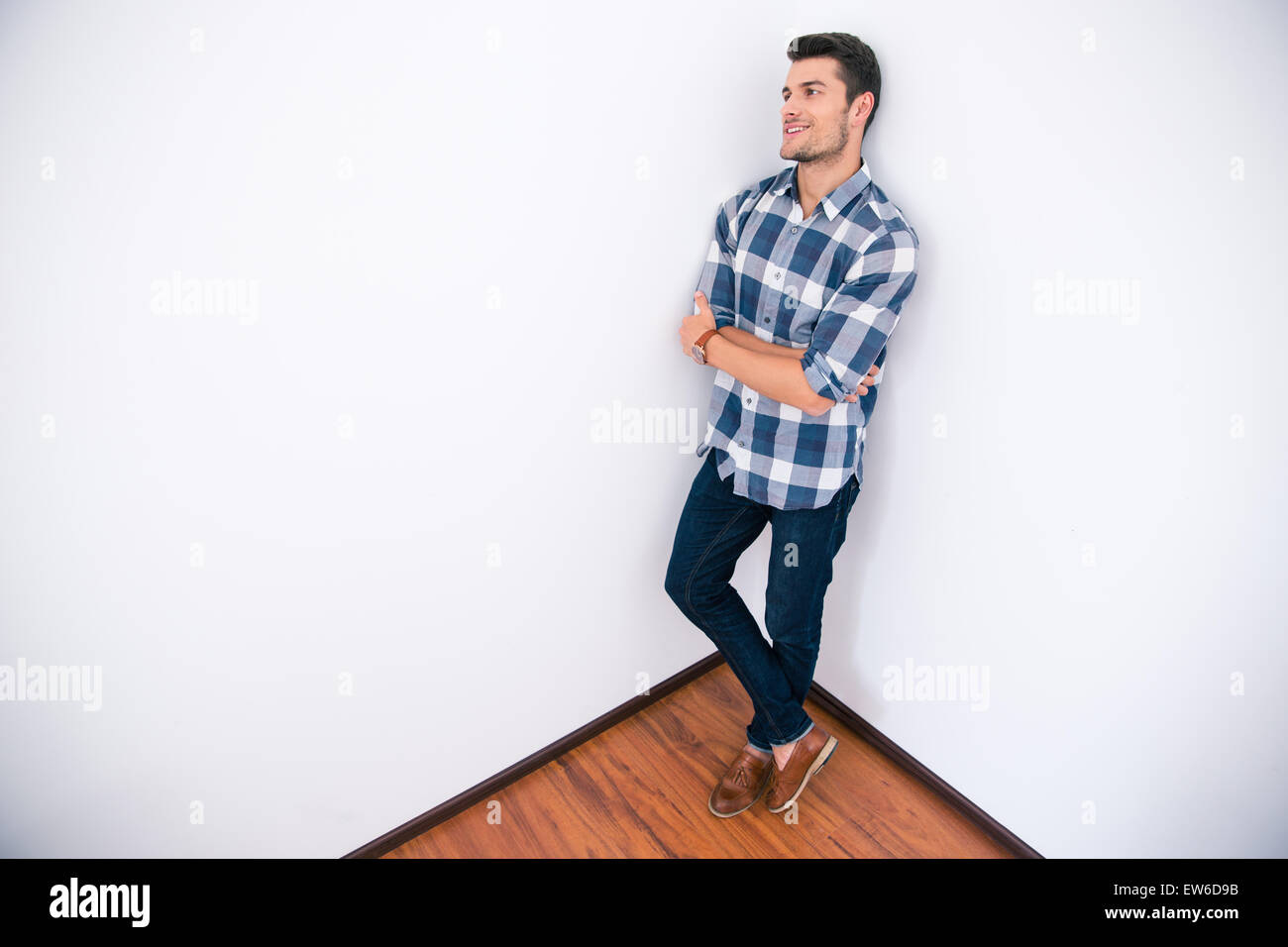 Geschäftsmann in lässigen Tuch stehend Ecke des Raumes im Büro Stockfoto
