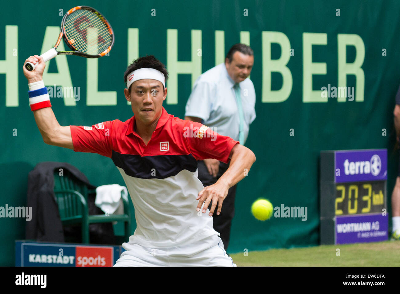 Kei Nishikori (JPN) in Aktion in der zweiten Runde des ATP Gerry Weber Open Tennis Championships in Halle, Deutschland. Nishikori gewann 7-5, 6-1. Stockfoto