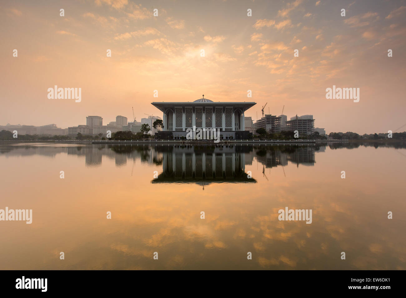 Sonnenaufgang am Eisen Moschee, Putrajaya Malaysia zeigen schöne Farbe der Wolke und Reflexion einer Moschee an der Seeoberfläche Stockfoto