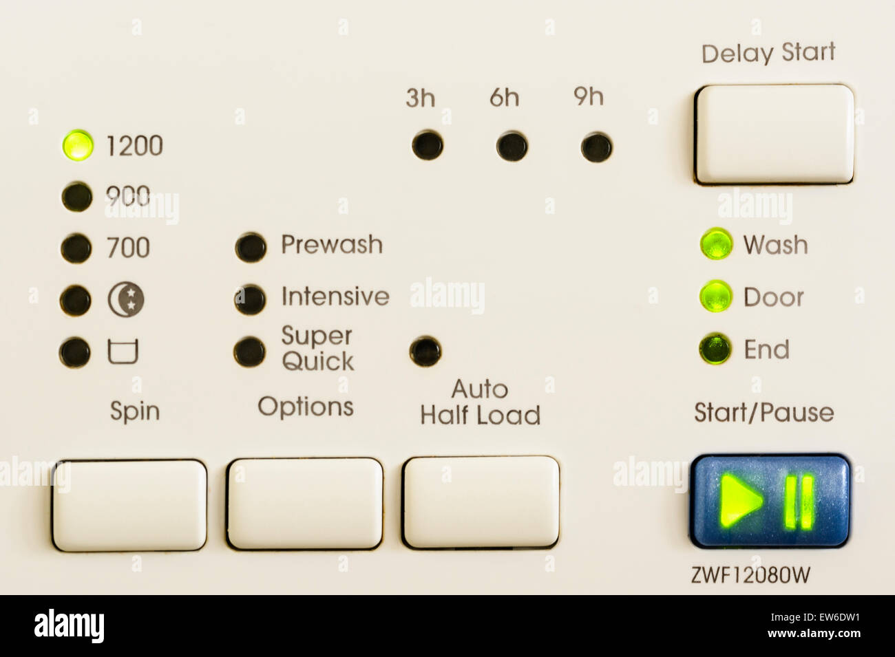 Bedienfeld auf eine Waschmaschine mit Schalter und Kontrolllampen. Stockfoto