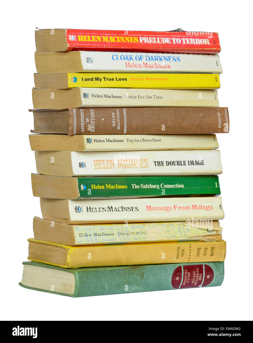 Stapel alter Taschenbücher der Autorin Helen MacInnes auf weißem Hintergrund. Stapel von Romanen gestapelt. Stockfoto