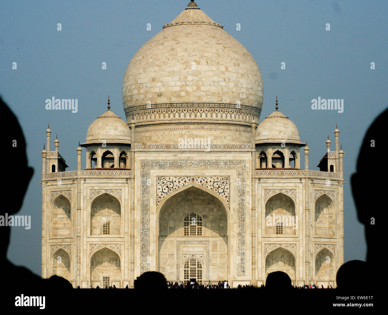 Taj Mahal, umrahmt von den Köpfen der Besucher Stockfoto