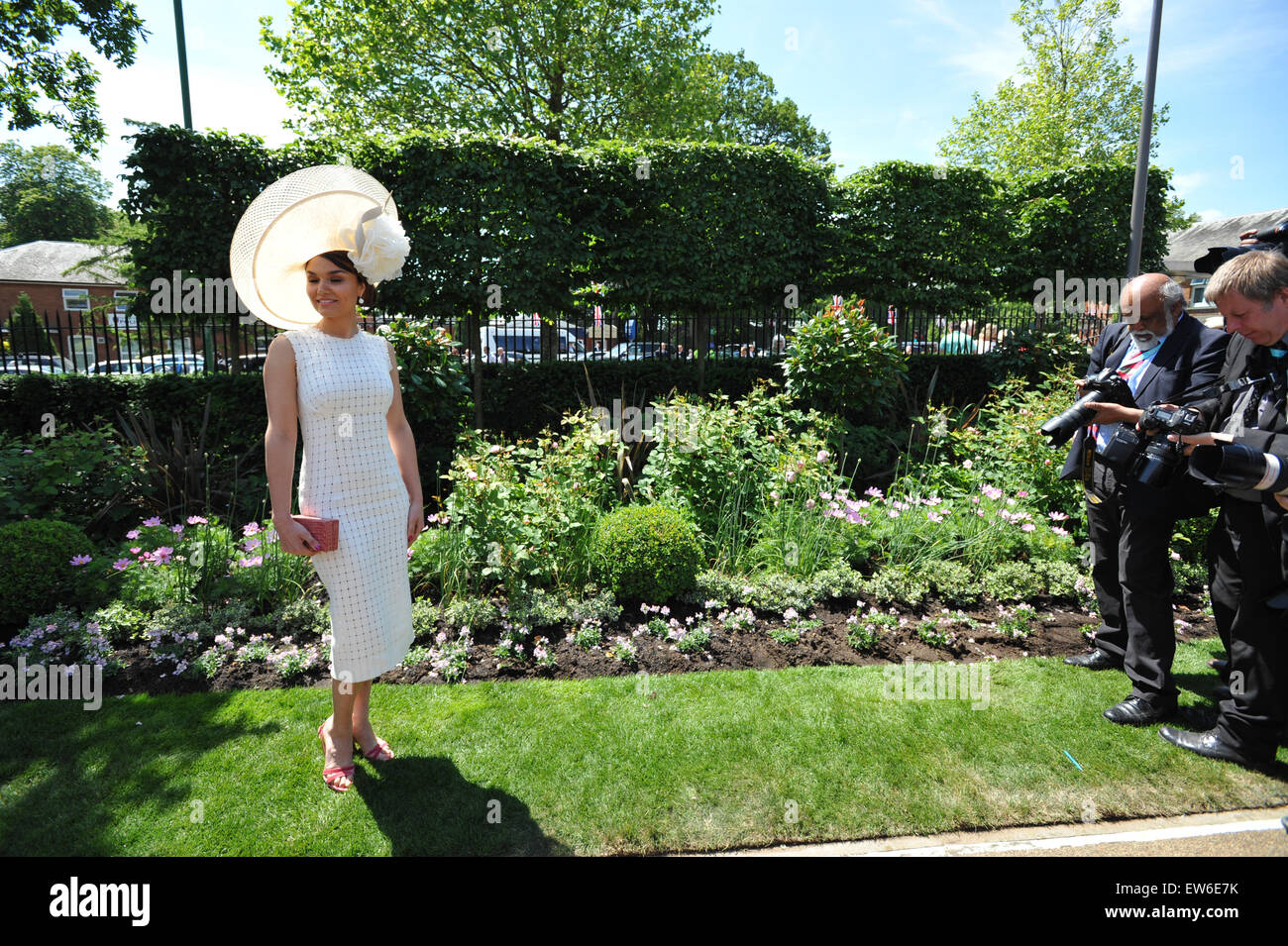 Ascot, Berkshire, UK. 18. Juni 2015. Die jährlichen Royal Ascot-Rennen, Ladies Day. Bildnachweis: Matthew Chattle/Alamy Live-Nachrichten Stockfoto