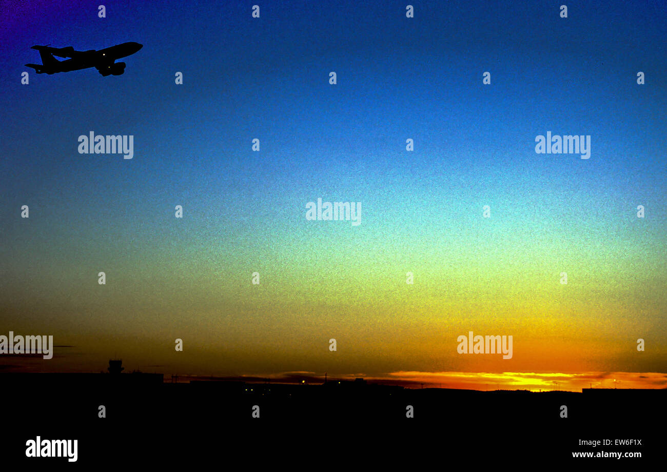 10. Oktober 2013 - USAF KC-135R. Die KC-135 Stratotanker ermöglicht es Kern aerial Betankung für die United States Air Force und hat in dieser Funktion seit mehr als 50 Jahren übertroffen. Diese einzigartige Anlage erhöht die Luftwaffe Fähigkeit, seine Primärmission von globaler Reichweite zu erreichen. Es unterstützt auch Luftaufnahmen Betankung, Luftwaffe, Marine, Marine Corps und Flugzeuge der Alliierten Nation. Die KC-135 ist auch in der Lage, den Transport von Abfall und ambulante Patienten mit Patienten unterstützen Paletten während aeromedical Evakuierungen. Features.Four Turbofan, unter 35 Grad gepfeilten Flügeln, macht t montiert Stockfoto