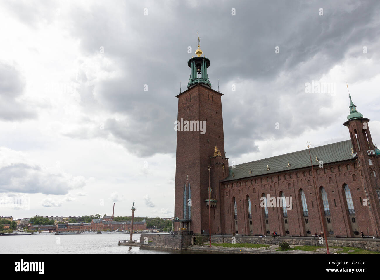 Rathaus von Stockholm, Schweden, mit grauen bewölktem Himmel