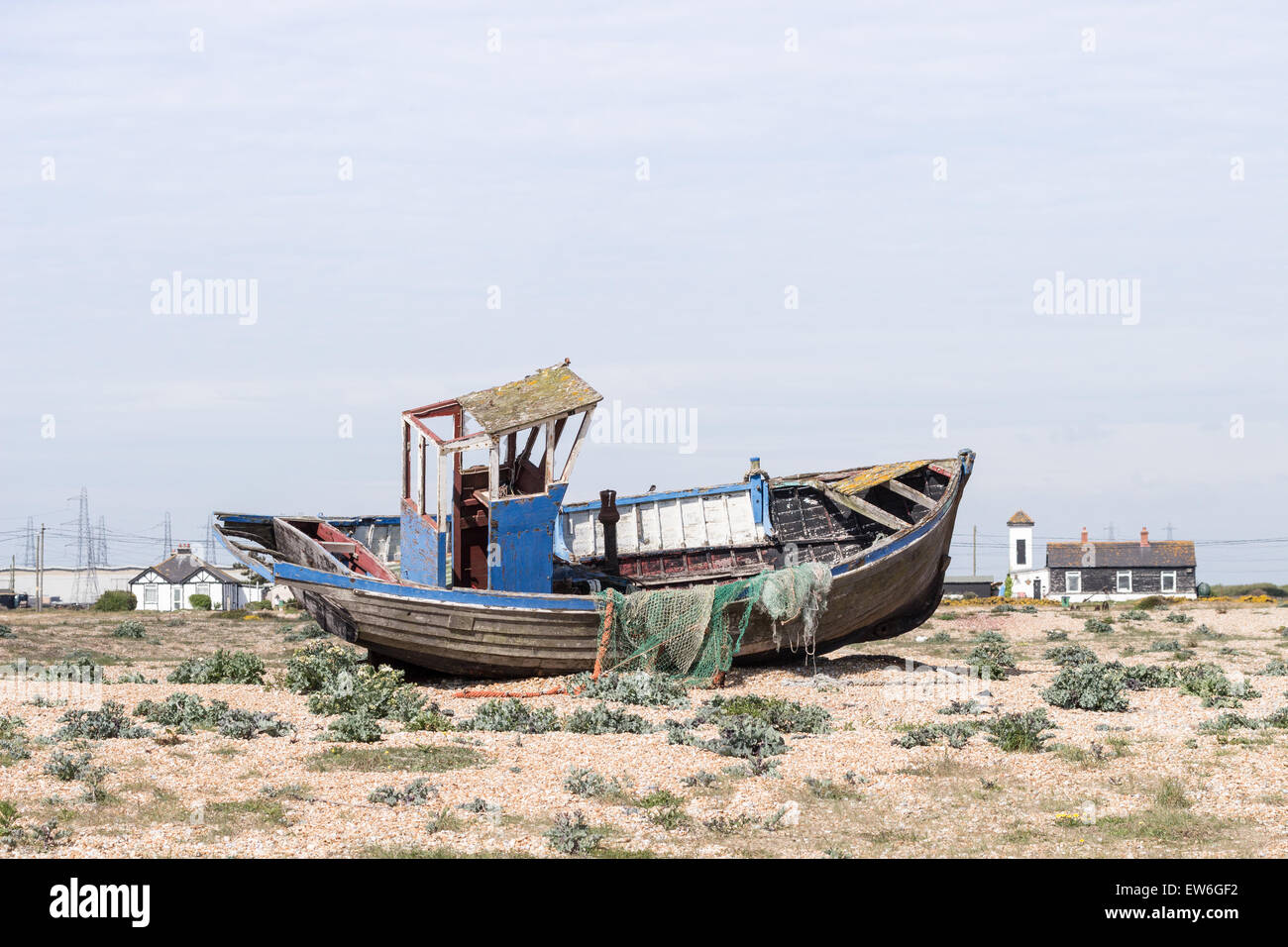 Angelboot/Fischerboot am Strand von Dungeness Kent aufgegeben Stockfoto