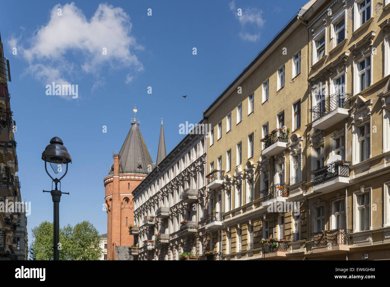 Chamisso-Viertel, Berlin, Kreuzberg, alte Hausfassaden und DTK Wasserturm Stockfoto