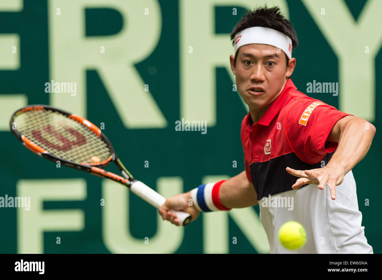 Halle, Deutschland. 18. Juni 2015. Kei Nishikori Japans in Aktion in der Runde der 16 Spiel gegen Dustin Brown Deutschlands während der ATP-Tennisturnier in Halle, Deutschland, 18. Juni 2015. Foto: MAJA HITIJ/Dpa/Alamy Live News Stockfoto