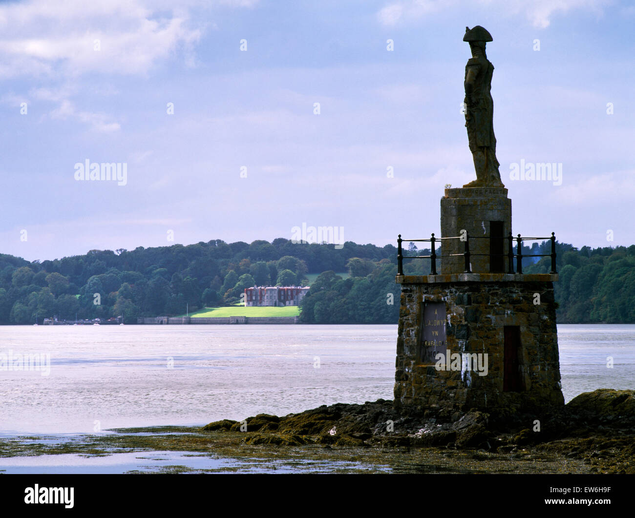 Lord Nelson Statue erbaut 1847 als Seezeichen am Nordufer der Menai Strait, NE von Plas Newydd (Mitte hinten) Heimat der Marquesses of Anglesey. Stockfoto