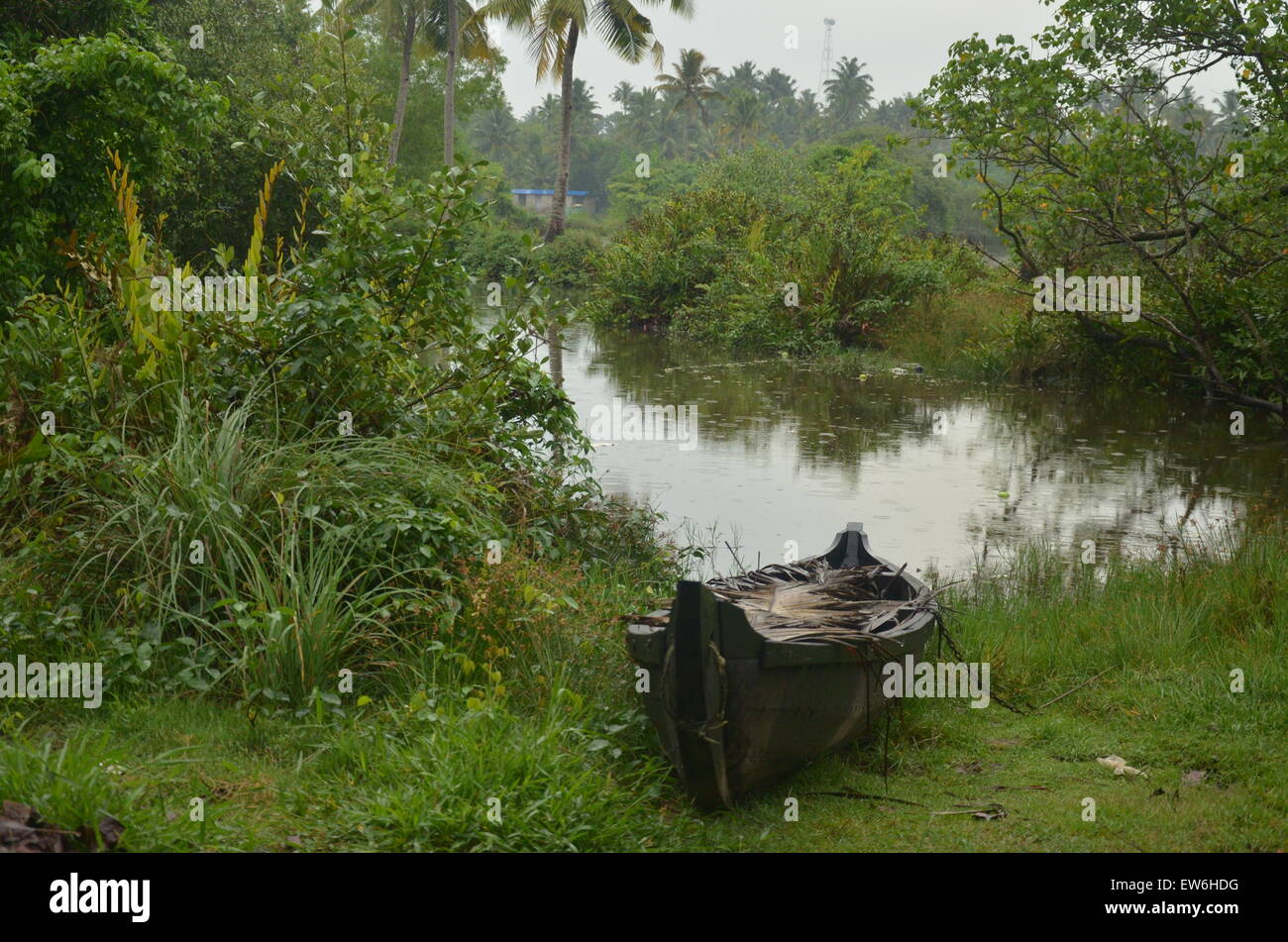 Ein kleines Boot am Ufer eines Sees in Kerala Stockfoto