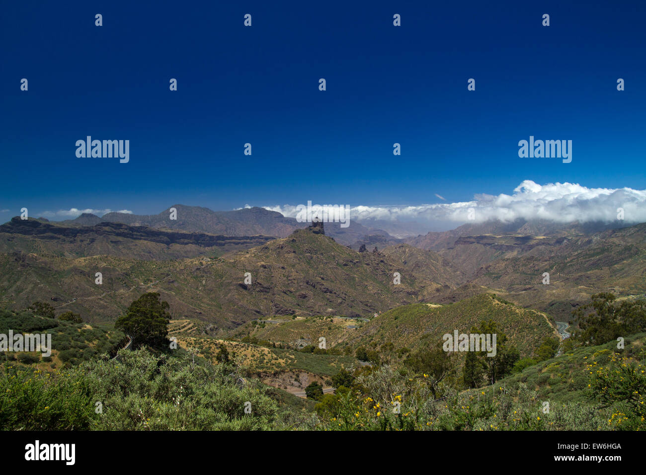 Gran Canaria, Caldera de Tejeda im Mai, Altavista-Gebirge ist von Bergen bedeckt Stockfoto