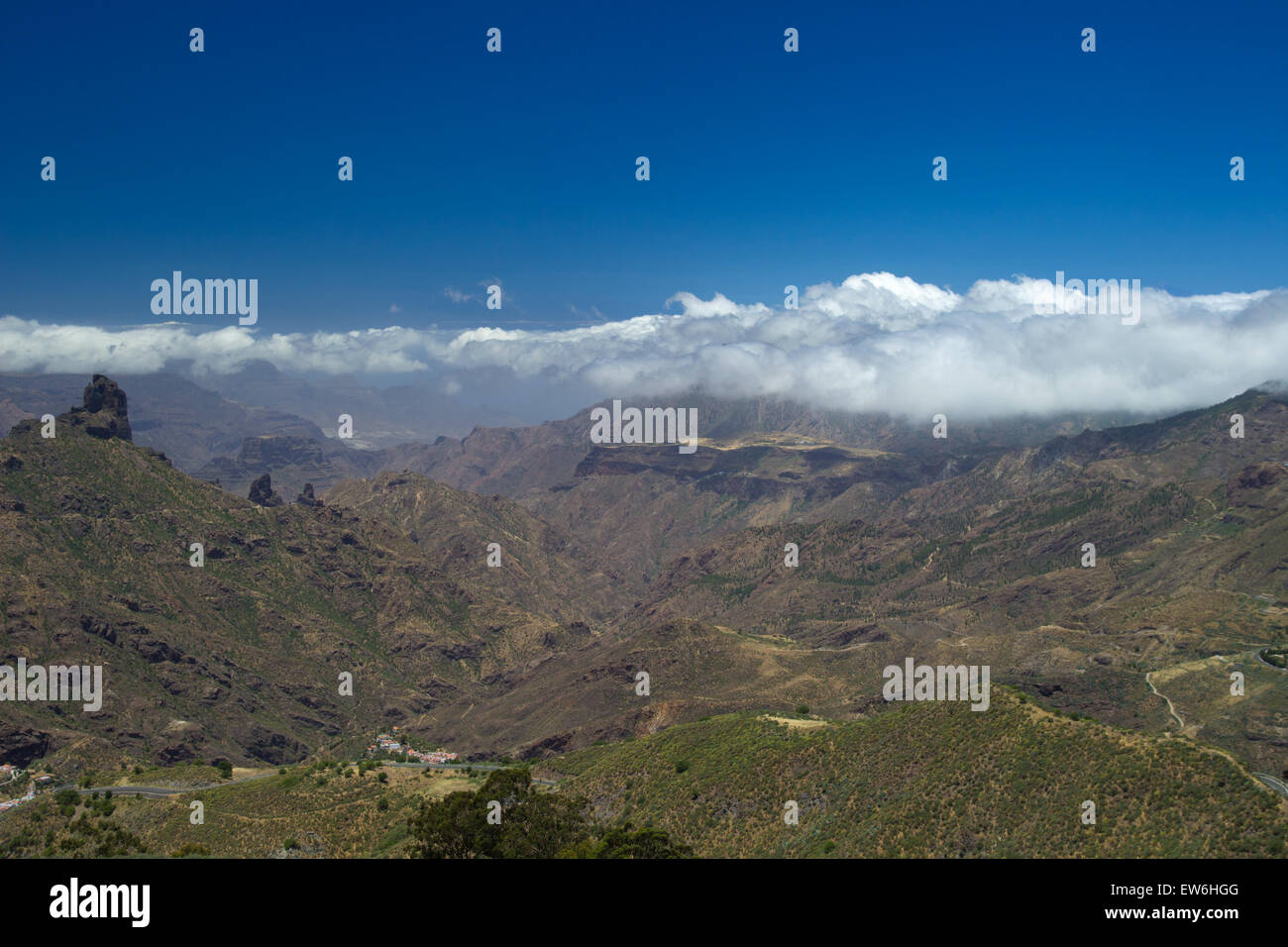 Gran Canaria, Caldera de Tejeda im Mai, Altavista-Gebirge ist von Wolken bedeckt Stockfoto