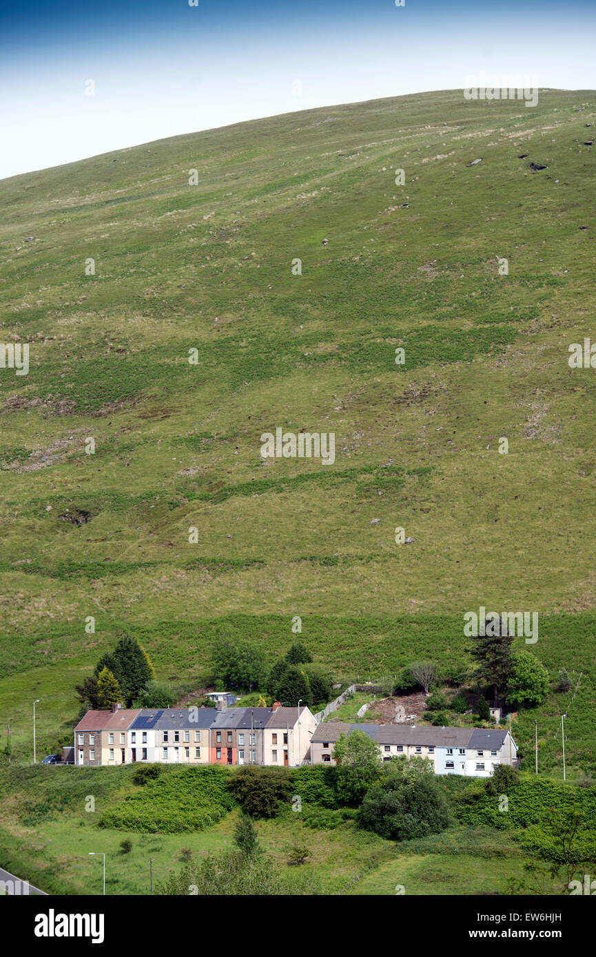 Eine Reihe von Häusern auf einem Hügel in der Nähe von Moel Y Nant in South Wales UK Stockfoto