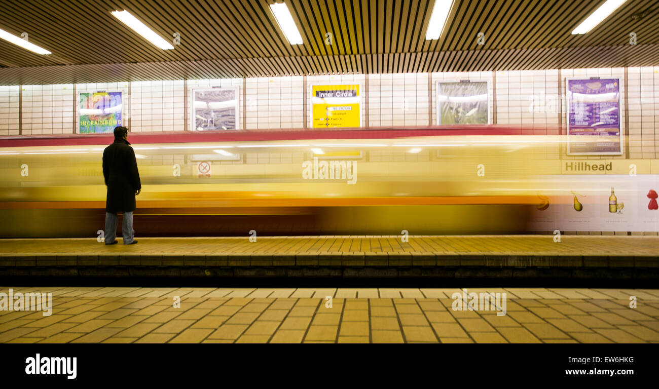 Ein Mann wartet auf die u-Bahn an der Haltestelle Hillhead in Glasgow, Schottland. Stockfoto