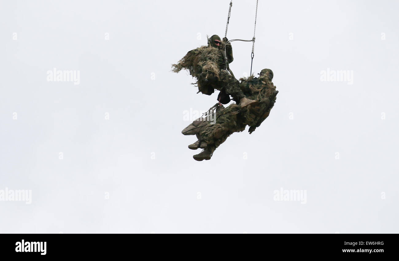 Sagan, Polen. 18. Juni 2015. NATO Scharfschützen sind während der ersten "Edle Jump" Manöver nach der Neuerrichtung der NATO-Truppen auf einem Truppenübungsplatz in der Nähe von Sagan, Polen, 18. Juni 2015 von einem Hubschrauber evakuiert. Die NATO sehr hohe Bereitschaft Joint Stockfoto