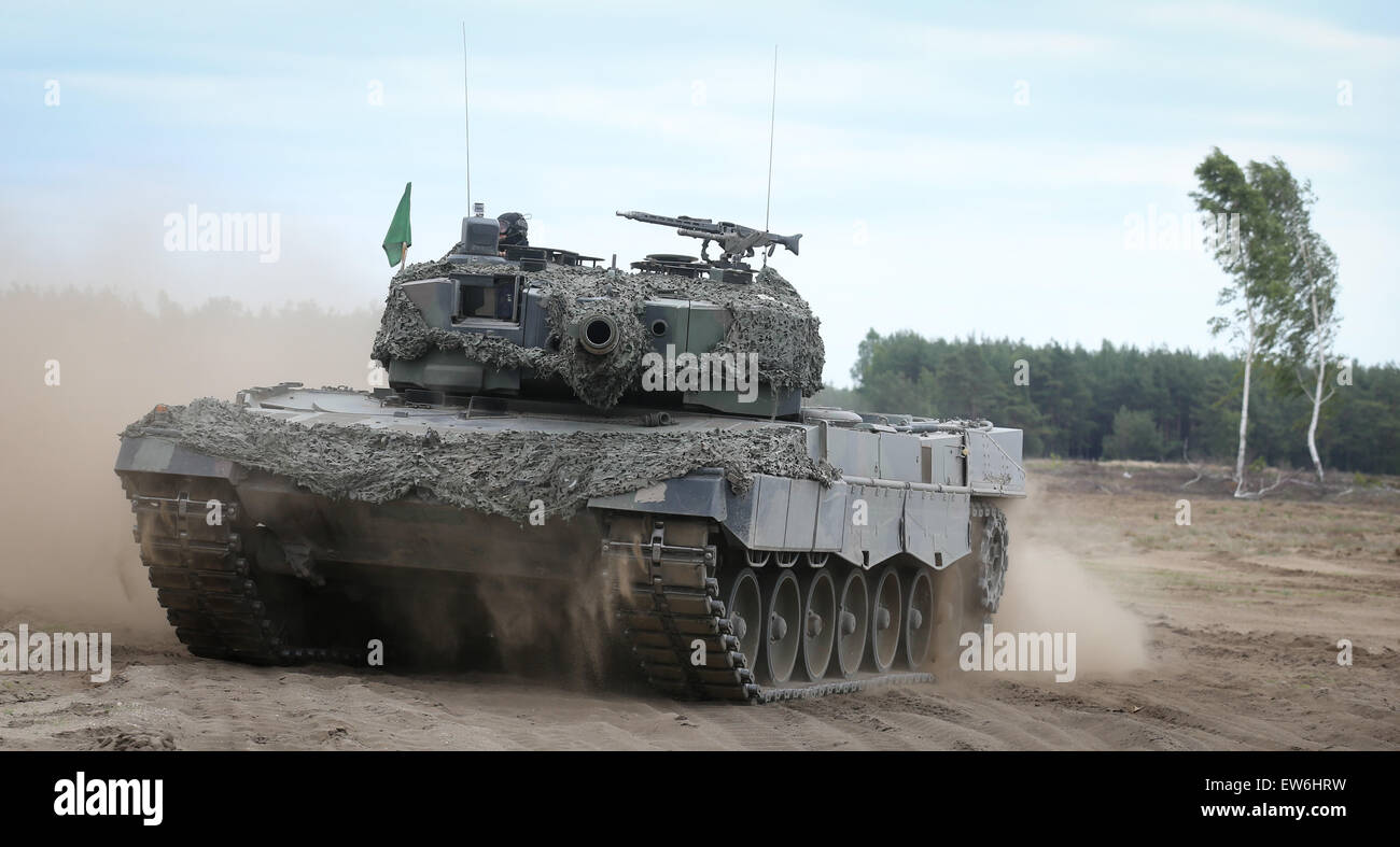 Sagan, Polen. 18. Juni 2015. Ein Leopard 2 Panzer seinen Weg durch ein militärisches Übungsgelände während der ersten "edle Jump macht" Manöver im Anschluss an die Umschichtung von NATO-in der Nähe von Sagan, Polen, 18. Juni 2015 Truppen. Die NATO sehr hohe Bereitschaft Gemeinschaftsaufgabe F Stockfoto
