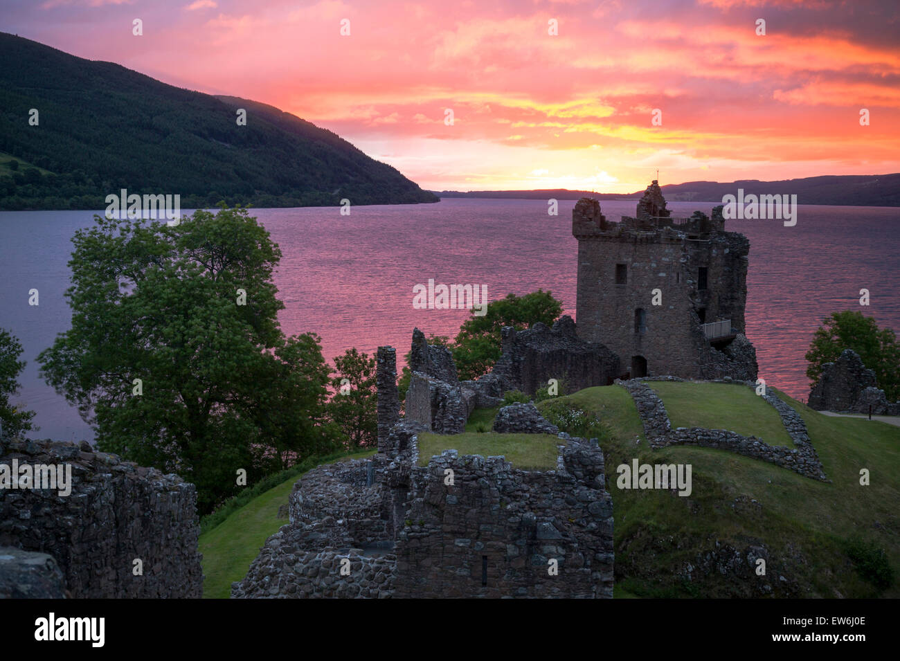 Sonnenaufgang über Urquhart Castle und Loch Ness in Schottland. Stockfoto