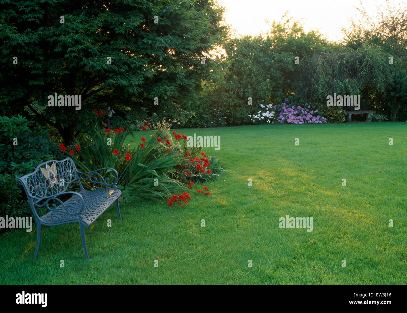 Metallbank Neben Liegewiese Im Garten Im Sommer Stockfoto Bild