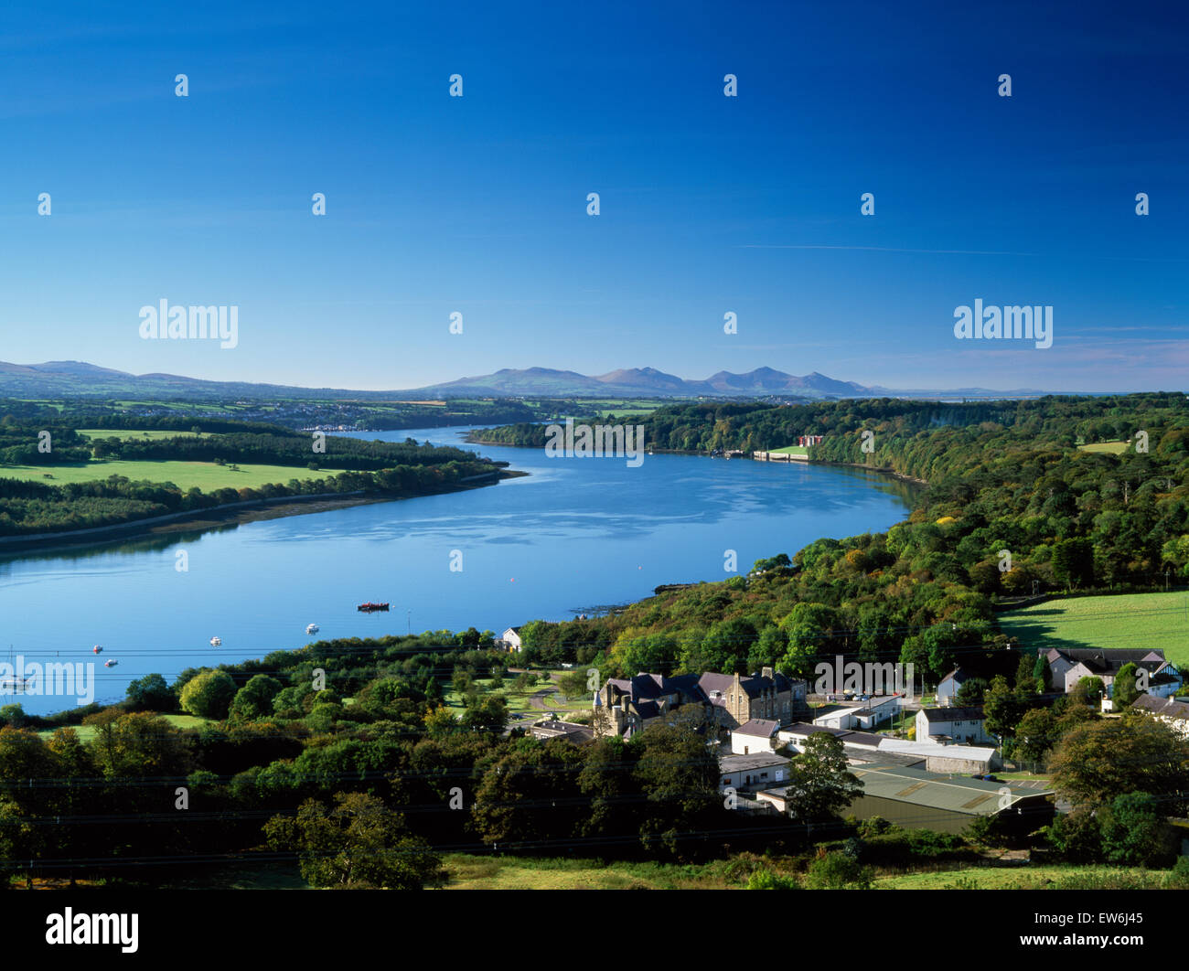 Blick über die Menaistraße suchen SW von oben in der Spalte der Marquess of Anglesey mit seiner Heimat, Plas Newydd, sichtbar hinten R & Gipfeln der Lleyn jenseits Stockfoto