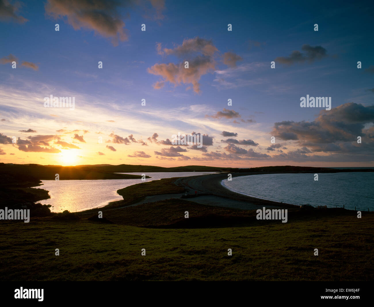 Cemlyn Bay, Anglesey, halbmondförmige Schindel Bar & brackige Lagune von frischem Wasser gespeist: eine nationale Natur-Reserve, die im Besitz des National Trust. Stockfoto