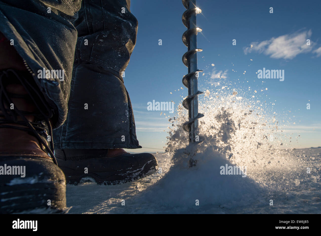Eine Bohrmaschine wird verwendet, um die Bohrlöcher durch das gefrorene Meer zur Messung der Dicke des Eises im McMurdo-Sund, Ross-Meer, Antarktis. Stockfoto Eine Bohrmaschine wird verwendet, um die Bohrlöcher durch das gefrorene Meer zur Messung der Dicke des Eises im McMurdo-Sund, Ross-Meer, Antarktis. Stockfoto