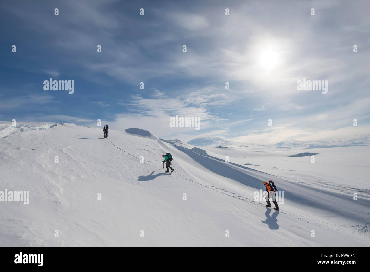 Mitglieder der gemeinsamen Antarktis Such- und Rettungsteam trainieren in der Nähe von Gletscherspalten auf Ross Island, Antarktis. Stockfoto
