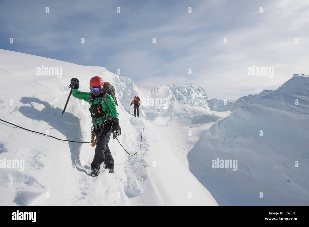 Mitglieder der gemeinsamen Antarktis Such- und Rettungsteam trainieren in der Nähe von Gletscherspalten auf Ross Island, Antarktis. Stockfoto