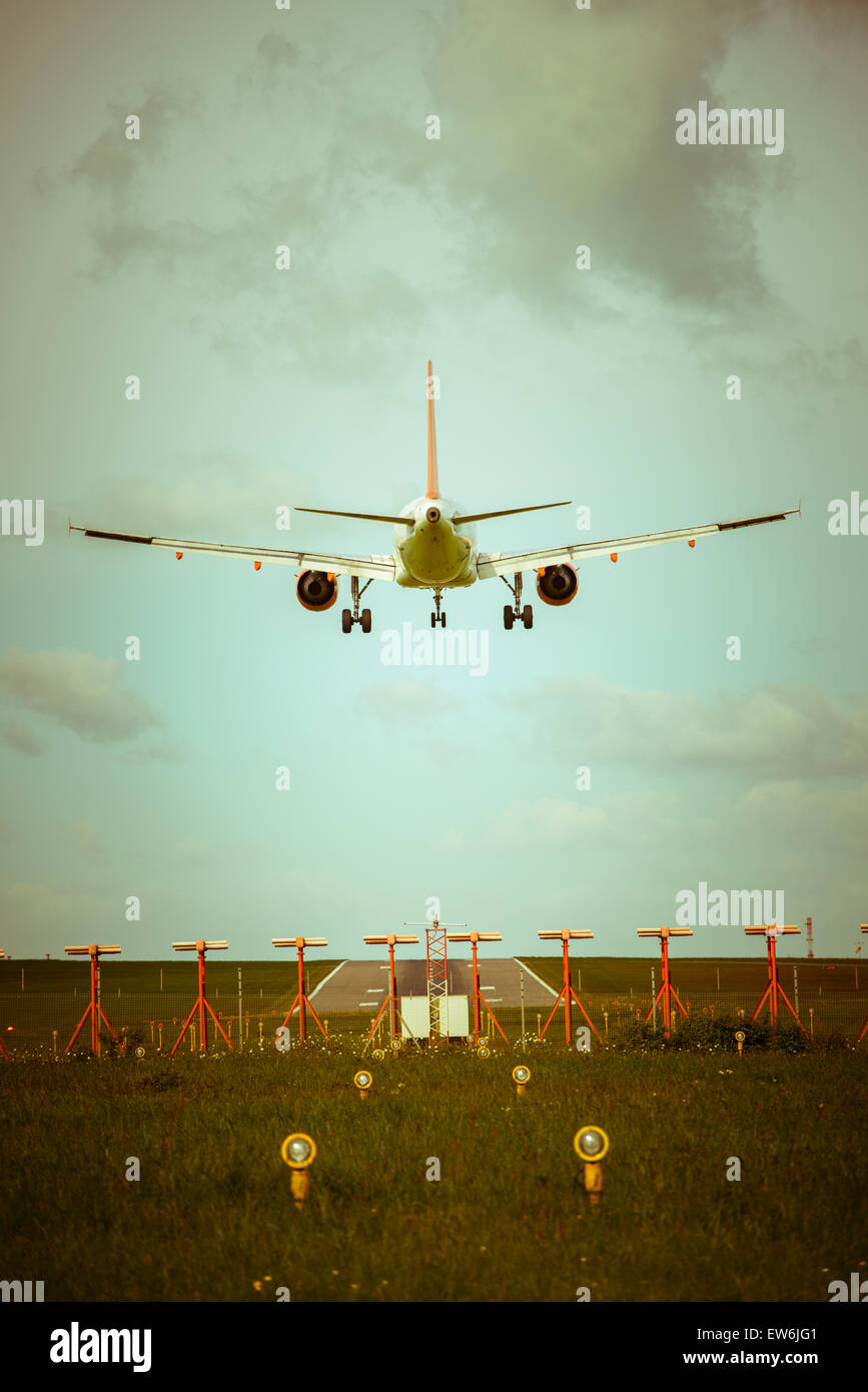 Flugzeug ins Land kommen Stockfoto
