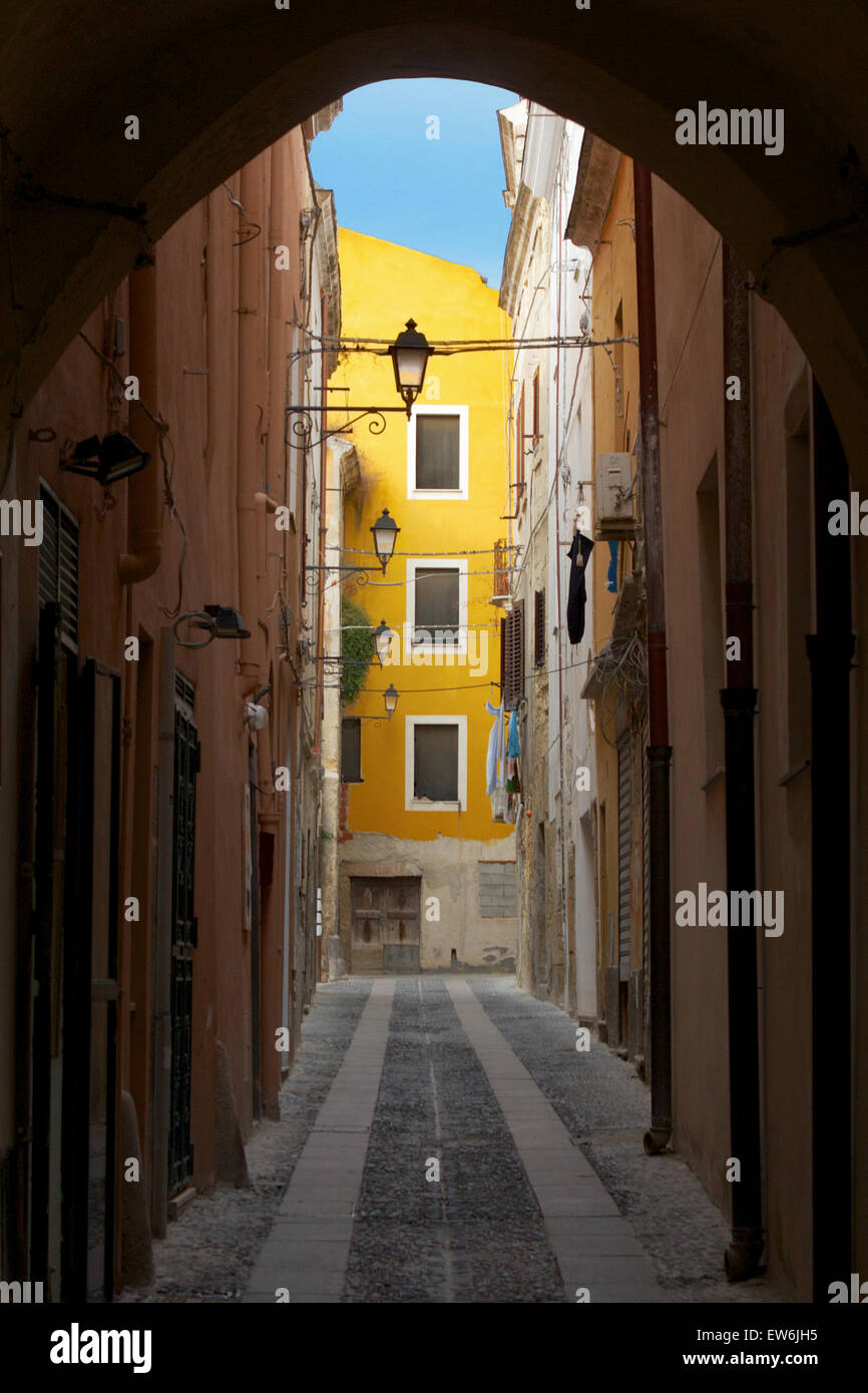 Durchgang zu einer hellen gelben Gebäude in der Altstadt von Sassari, Sardinien Stockfoto