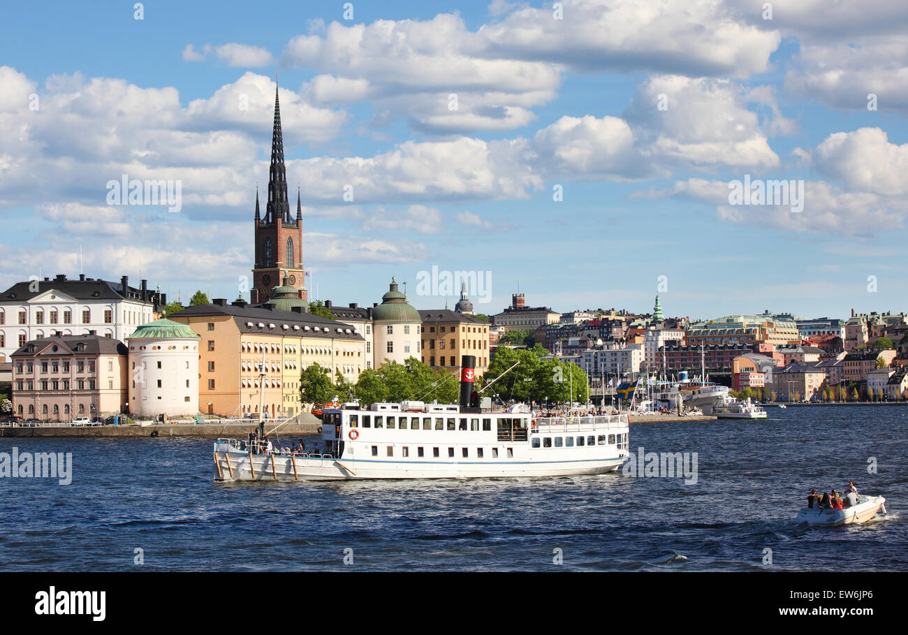 Touristen auf dem Boot beobachten die Sehenswürdigkeiten von Stockholm Stockfoto