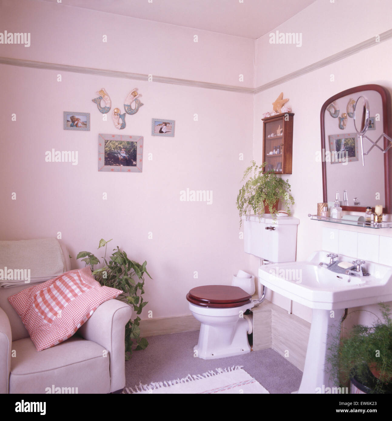 Bequemer Sessel in neunziger Jahre Bad mit Sockel-Becken Stockfoto