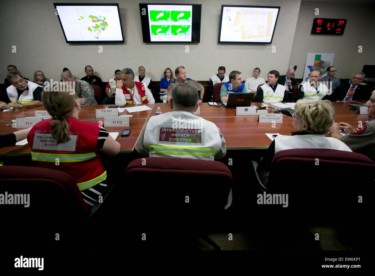 Texas-Gouverneur Greg Abbott erhalten eine Einweisung in tropischer Sturm Bill an der Texas State Operations Center am Texas Department Stockfoto