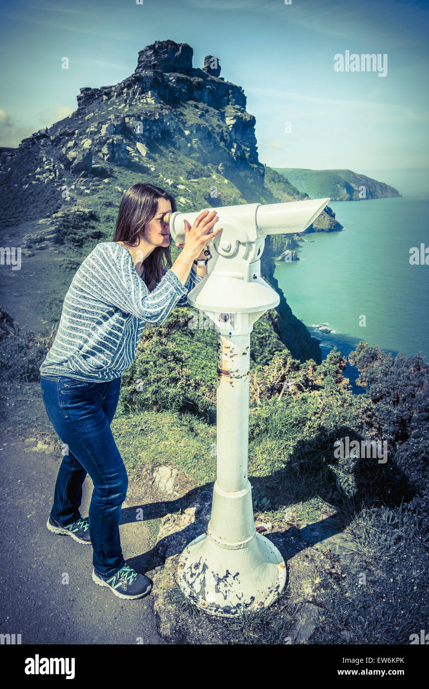 Frau mit einem Touristenteleskop Stockfoto