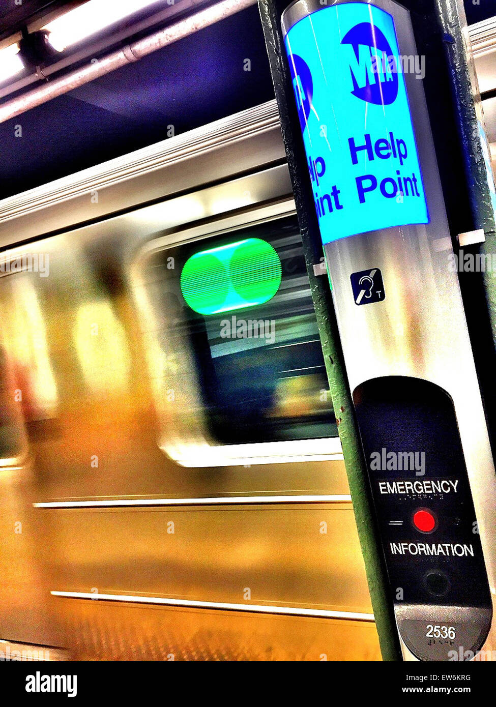U-Bahn-Plattform Help Point, New York Stockfoto