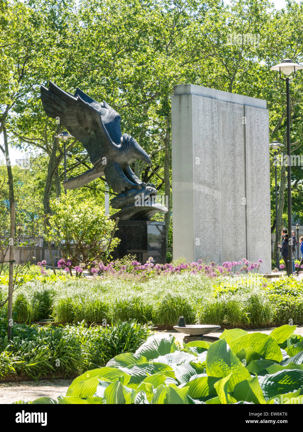 Bronze Adler und Kranz Statue, East Coast War Memorial, Battery Park, New York Stockfoto