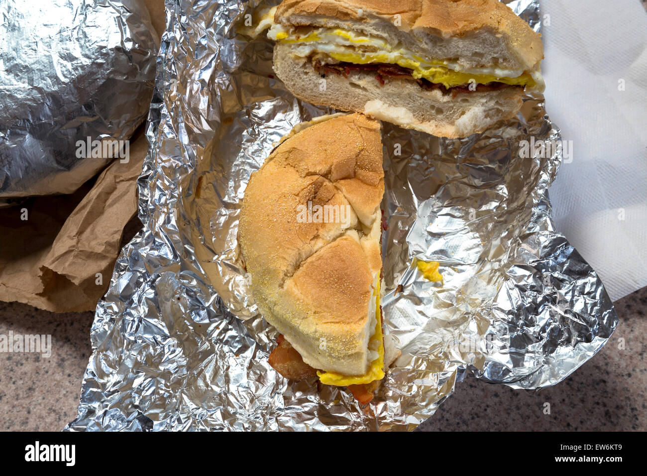 Take-out Fried Egg Sandwich Stockfoto